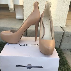 Nude pumps