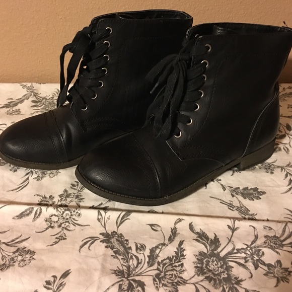 Short Black. Combat Boot