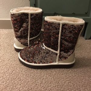Size 7 Ugg boots!