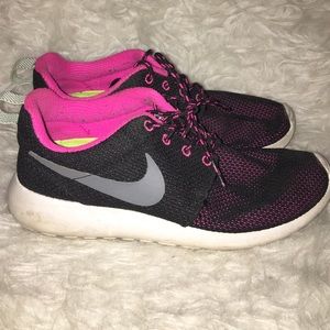 Women's Black Nike Roshe's