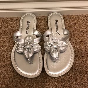 NWOT Bernardo flat sandals