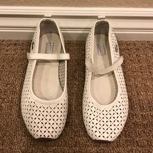 NWOT Lacoste Mary Jane perforated sneakers