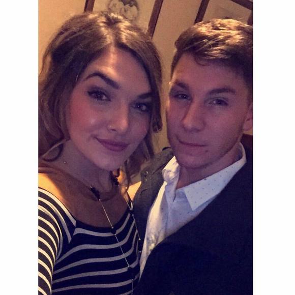 Meet your Posher, Halle - Picture 1 of 1