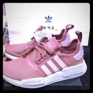 💯Authentic‼️ Adidas NMD R1 in Pink Salmon 6.5