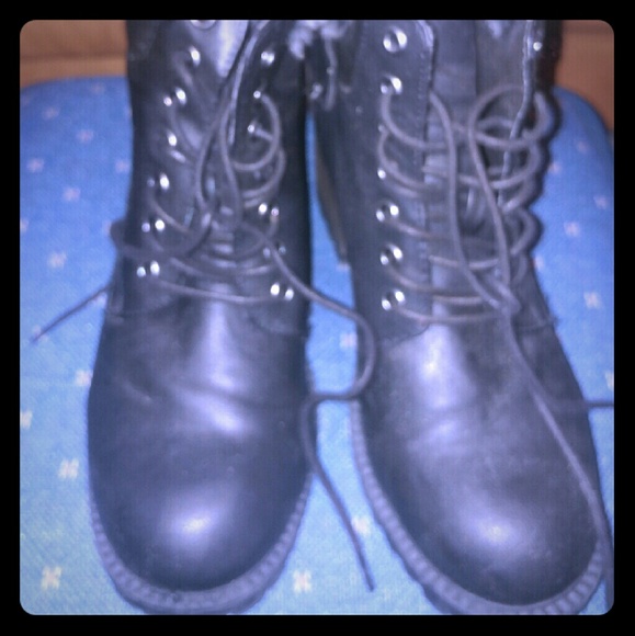 LIKE NEW Black boots