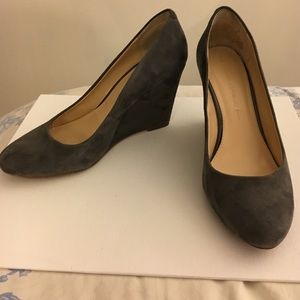 Suede Banana Republic wedges pumps grey sz 7.5