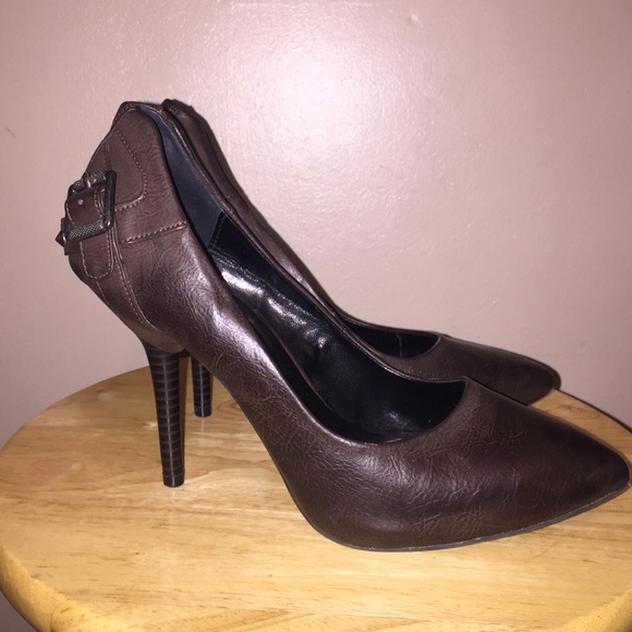 Vera Wang: brown pointed heels