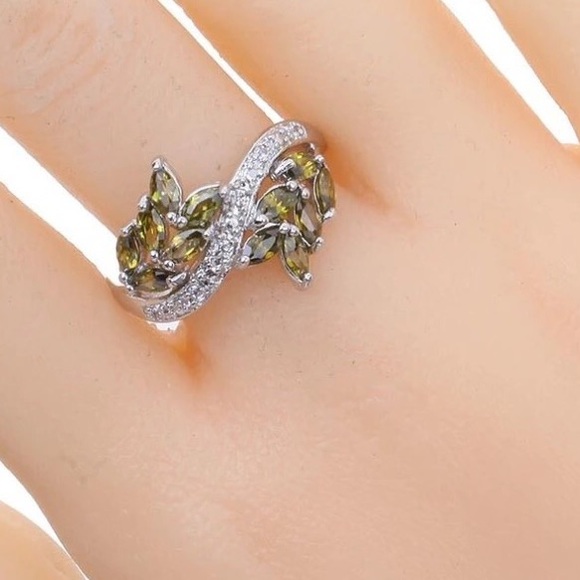 🌿18k White Gold Plated CZ & Green Peridot Ring🌿 - Picture 2 of 2