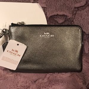 NWT! Crossgrain corner zip wristlet in gunmetal
