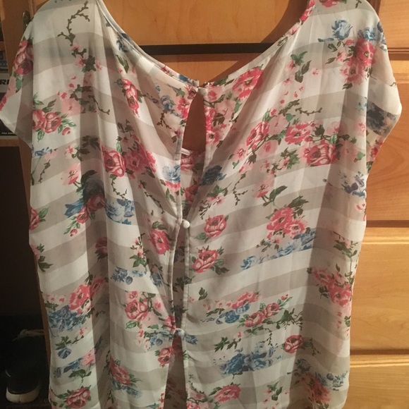 Flowered blouse button back - Picture 2 of 3
