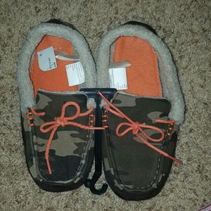 Nwt boys camouflage house shoes slippers Lg 4-5