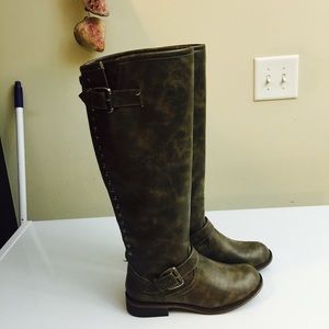 Light brown with blue zipper boots. Size 7.