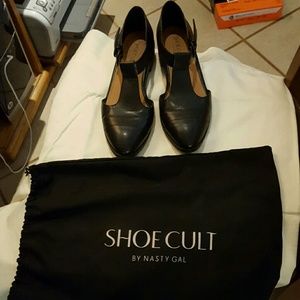 Shoe cult low heel black t-strap shoes