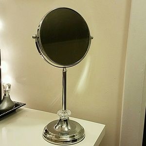 Magnifying makeup mirror