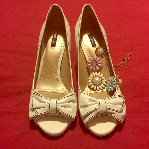 White bow pumps