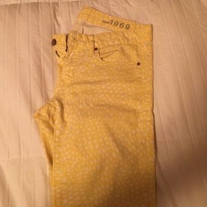 Yellow skinny jeans