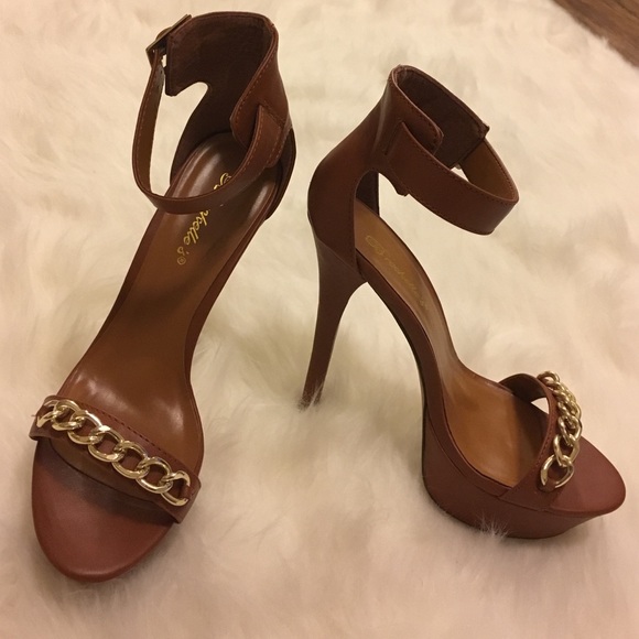 NEW Cognac / Brown Heels w/ Gold Chain Accent