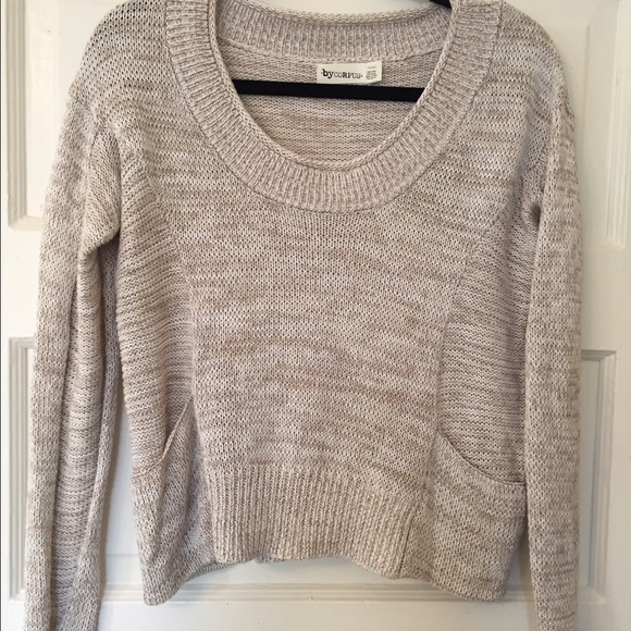 Beige sweater with front pockets
