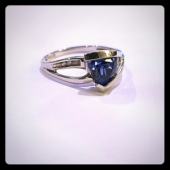 10K White Gold Ring with diamonds and sapphire