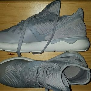 Adidas tubular size 9 women's