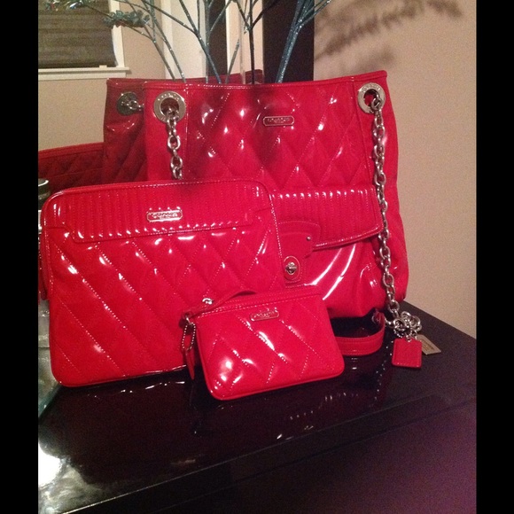 NWOT Coach Red Patent Poppy Liquid Purse Set - Picture 1 of 4