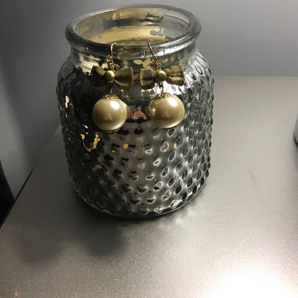 Betsey Johnson pearl bow earring