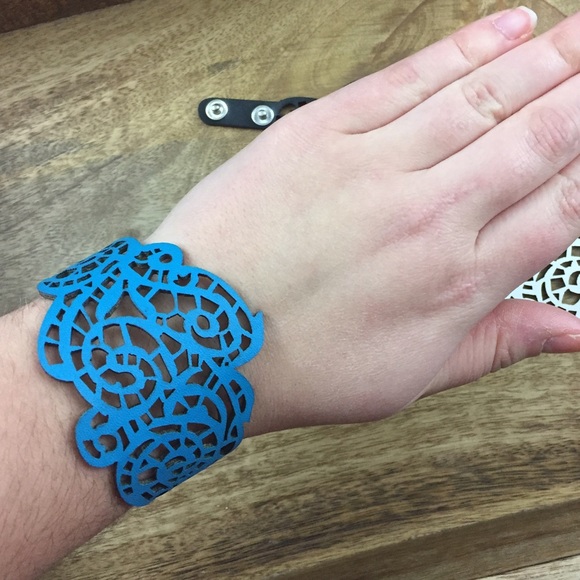 Leather suede cutout button snap bracelet cuff - Picture 3 of 4