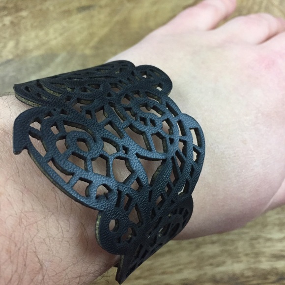 Leather suede cutout button snap bracelet cuff - Picture 4 of 4