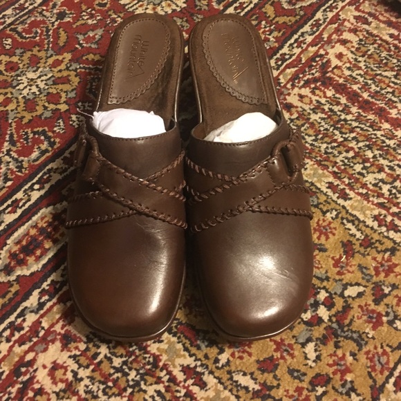 White mountain clogs