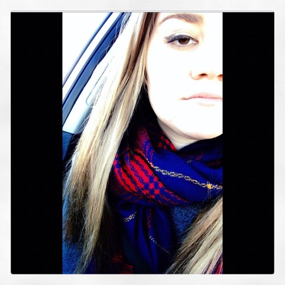 Meet your Posher, Erica - Picture 1 of 2