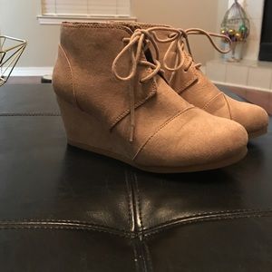 Wedges with Leopard print on inside. 8.5. Comfy!