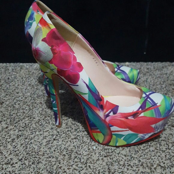 Multi color flower print heels - Picture 1 of 4