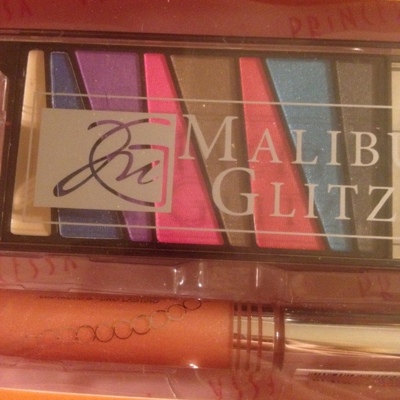 Combo makeup - Picture 3 of 3