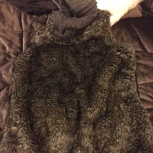 Sleeveless faux fur turtleneck