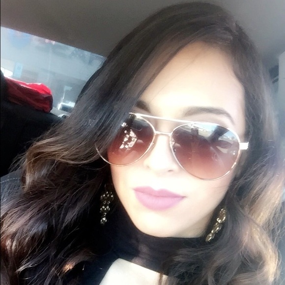 Meet your Posher, Celina - Picture 1 of 1