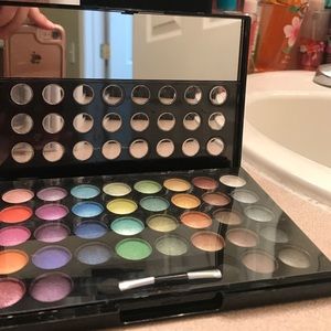 🔥MAKE OFFERS🔥Beauty gems eye shadow