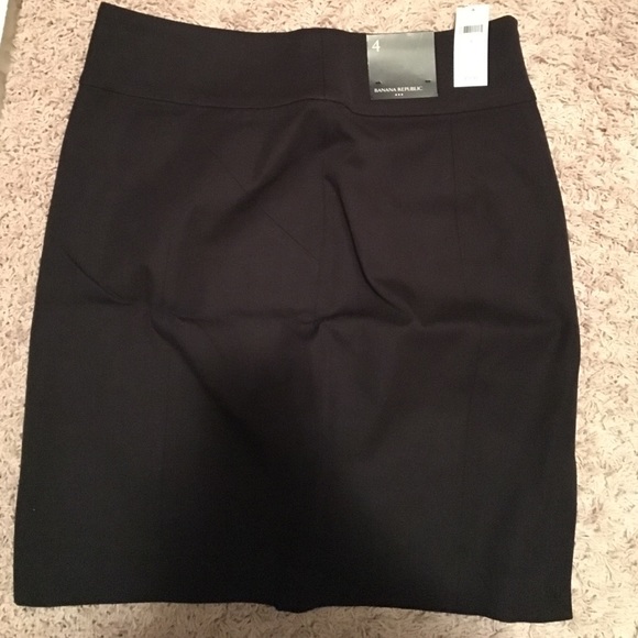 NEW- Banana Republic Black Skirt (size 4)