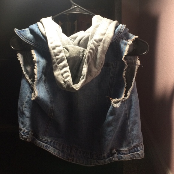 Sleeveless jean jacket - Picture 2 of 4