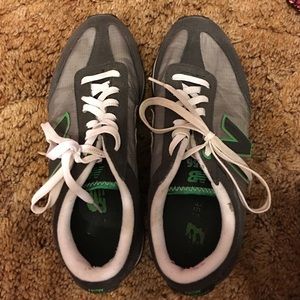 New balance tennis shoes