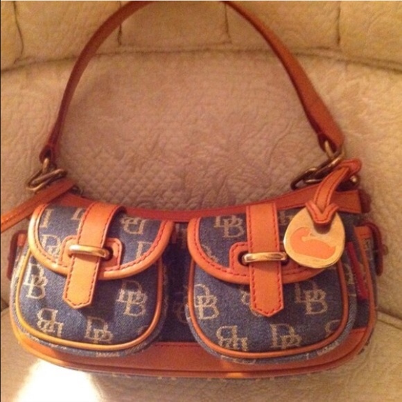 Signature Dooney & Bourke Purse/bag