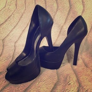 Black Pumps