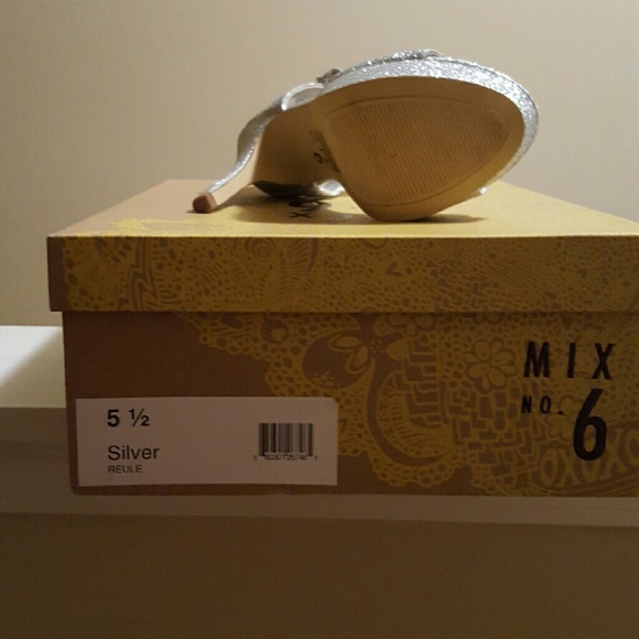 Wore once. On my wedding day for about 2 hours - Picture 3 of 3