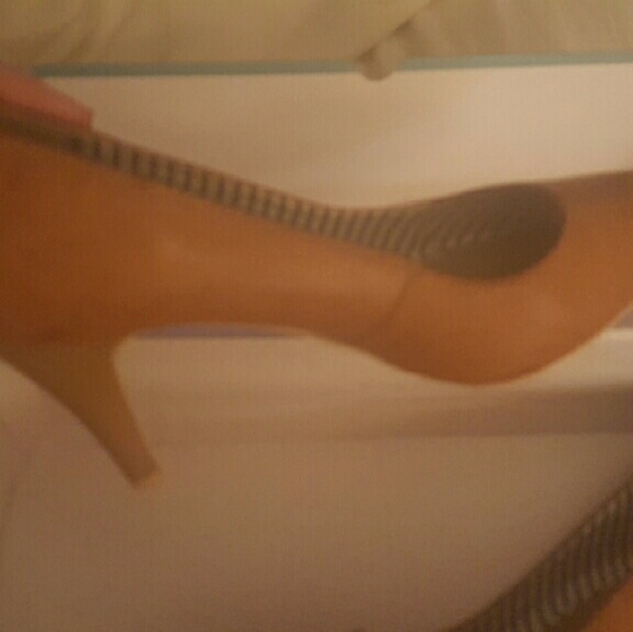 Pumps - Picture 3 of 4
