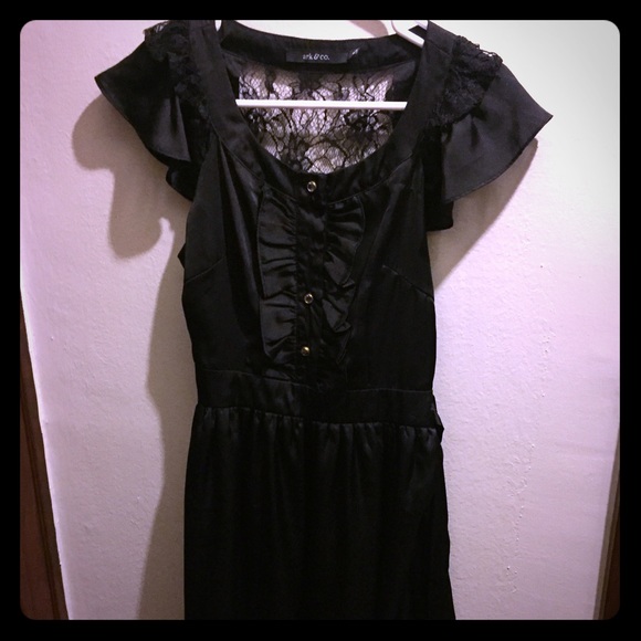 Black dress with cap sleeves and open lace back - Picture 1 of 3