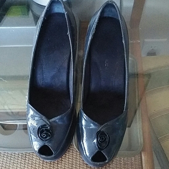 Peep toe pumps
