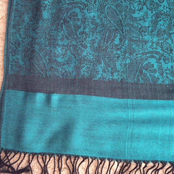 Beautiful scarf - Picture 2 of 4
