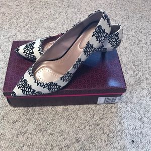 Cute cream and black 1 in heels with unique design