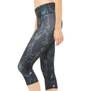 Alo Airbrush Crop- Black Python