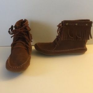 Girls brown moccasins.