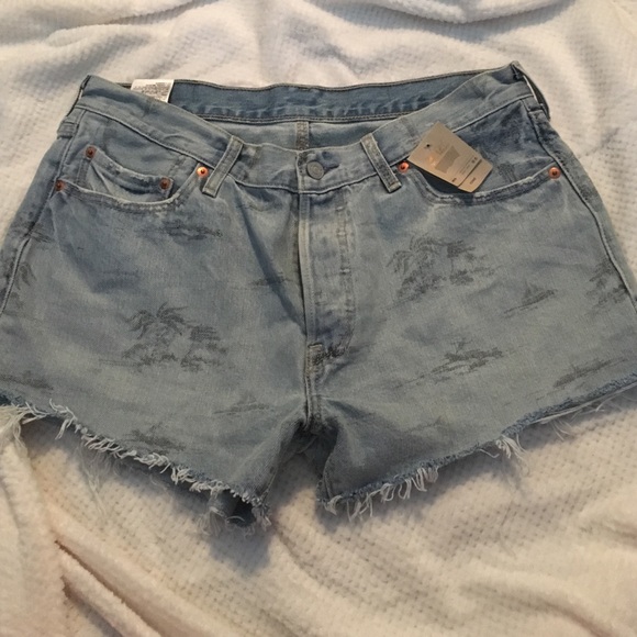 Levi Cutoff Shorts